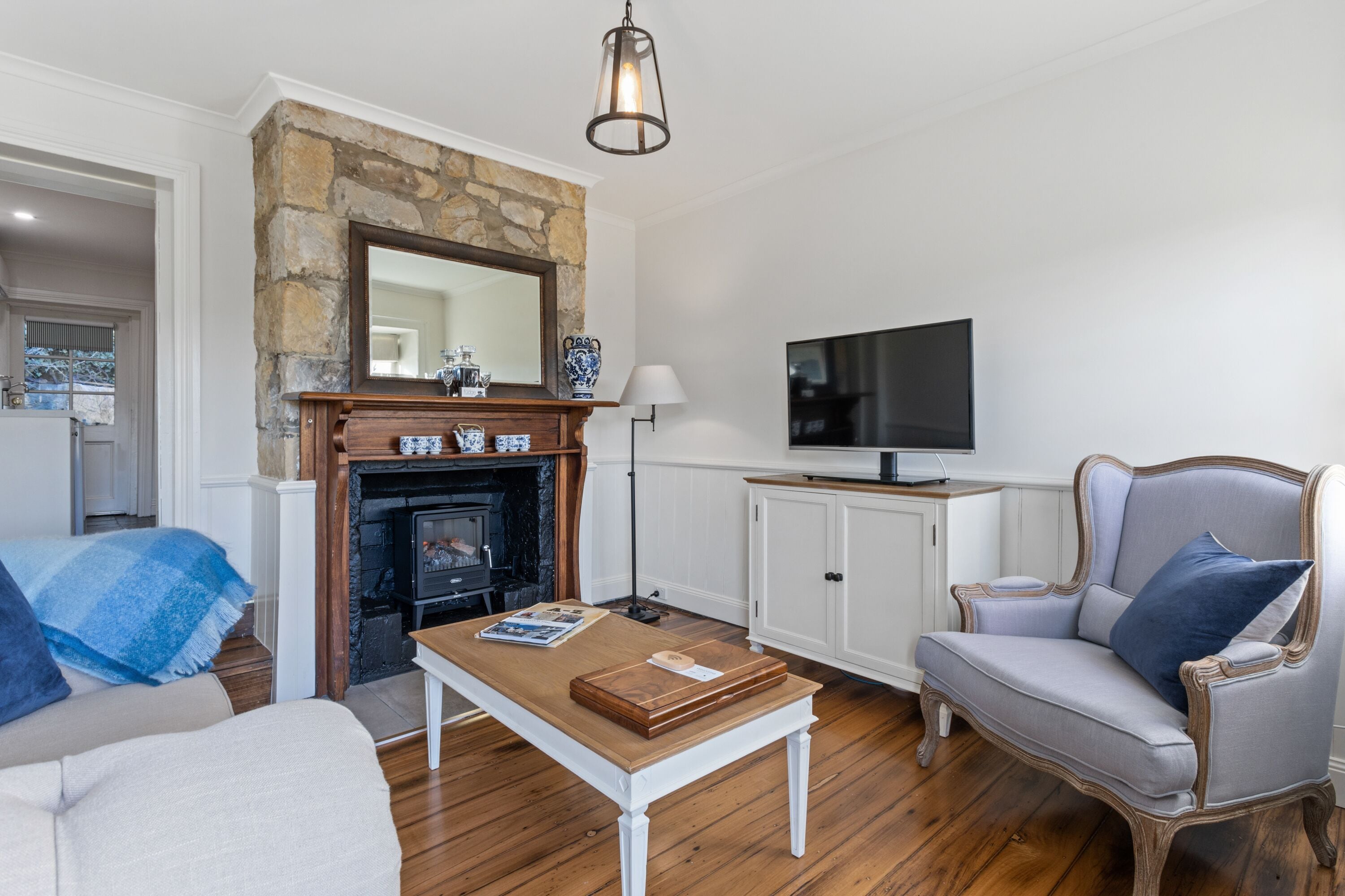 Luxury Cottage, 1 King Bed, Hill View | Living area | 40-cm flat-screen TV with digital channels, Smart TV, fireplace