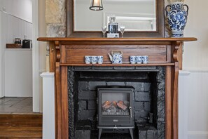 Luxury Cottage, 1 King Bed, Hill View | Living area