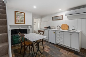 Cottage Luxe, 1 très grand lit, vue colline | Restauration dans la chambre