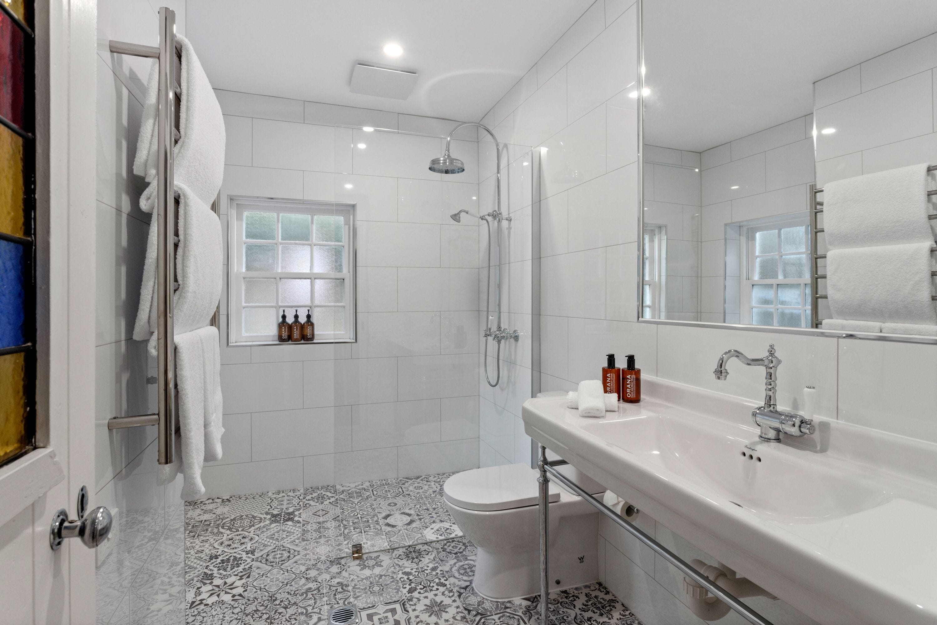 Casa de campo de lujo, 1 cama King size, vista a la colina | Baño | Regadera, regadera tipo lluvia, amenidades de baño de diseñador 