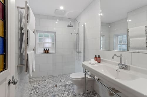 Luxury Cottage, 1 King Bed, Hill View | Bathroom | Shower, rainfall showerhead, designer toiletries, hair dryer
