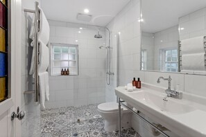 Luxury Cottage, 1 King Bed, Hill View | Bathroom | Shower, rainfall showerhead, designer toiletries, hair dryer - Lythgo's Row Colonial Cottages (Pontville)