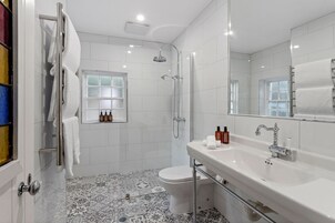 Luxury Cottage, 1 King Bed, Hill View | Bathroom | Shower, rainfall showerhead, designer toiletries, hair dryer