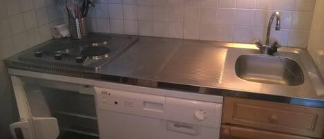 Een koelkast, een magnetron, een oven, een kookplaat