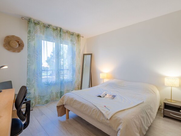 2 bedrooms, iron/ironing board, travel cot, free WiFi