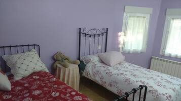 3 chambres, fer et planche à repasser, Wi-Fi, draps fournis