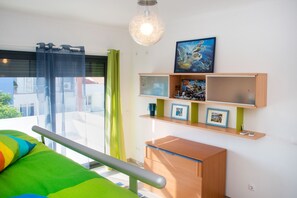4 bedrooms, iron/ironing board, Internet, bed sheets