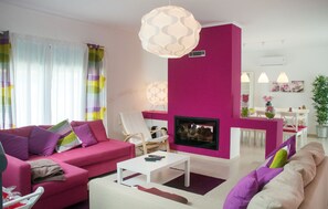 Televisión, chimenea, videoteca y estéreo 