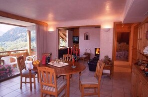 Outdoor dining - Chalet de luxe (Champagny-En-Vanoise)