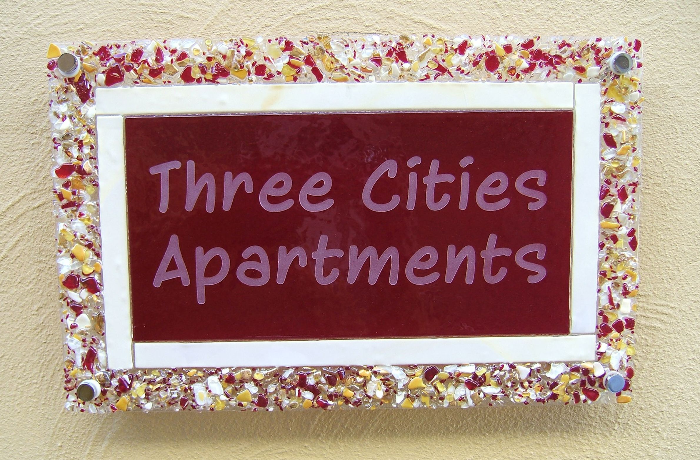 Un letrero con la leyenda 'Three Cities Apartments'.