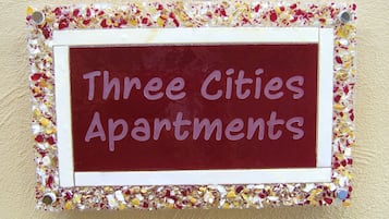Un letrero con la leyenda 'Three Cities Apartments'.