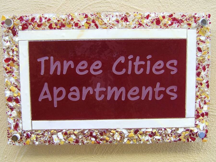 Un letrero con la leyenda 'Three Cities Apartments'.