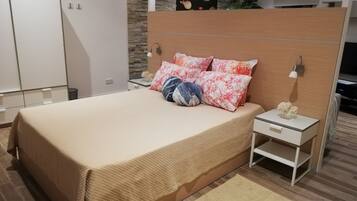 Bộ đồ giường cao cấp, bàn, màn/rèm cản sáng, phòng cách âm