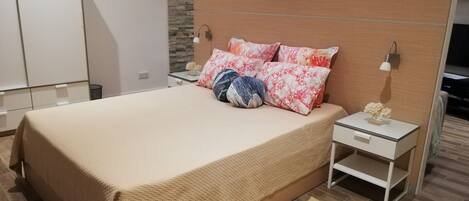 Literie de qualité supérieure, bureau, rideaux occultants