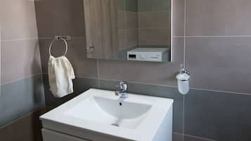 Combined shower/tub, towels