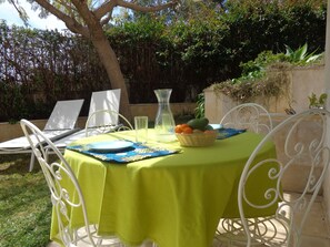 Outdoor dining - Large studio apartment in a very quiet and green area (Cascais)