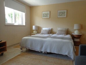 Iron/ironing board, free WiFi, bed sheets, wheelchair access - Large studio apartment in a very quiet and green area (Cascais)