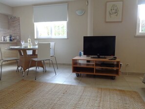 Dining - Large studio apartment in a very quiet and green area (Cascais)