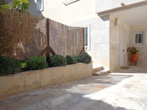 Exterior detail - Large studio apartment in a very quiet and green area (Cascais)