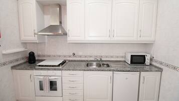 Geladeira, micro-ondas, fogão, cooktop