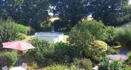 Maison de famille dans le pays avec piscine, de beaux jardins privés. 8 personnes