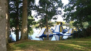 A water park with inflatable slides and a lake. - Family home in country with pool, lovely private gardens. Sleeps 6             (Jugon-Les-Lacs - Commune Nouvelle)