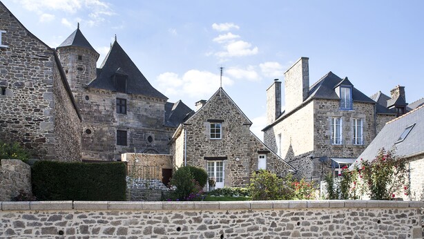 A stone building with a tower, a small window, and a stone wall in front. - Family home in country with pool, lovely private gardens. Sleeps 6             (Jugon-Les-Lacs - Commune Nouvelle)