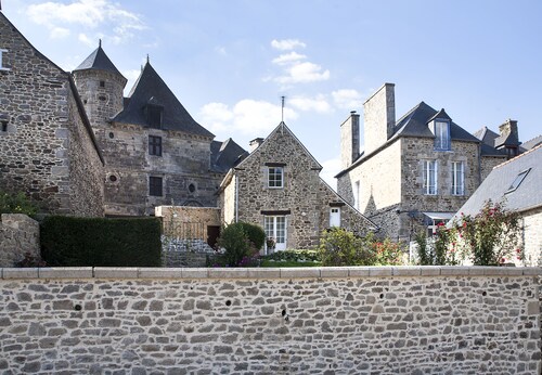 Familienheim im Land mit Pool, schöne private Gärten. Schlafmöglichkeiten für 8