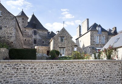 Family home in country with pool, lovely private gardens. Sleeps 6
