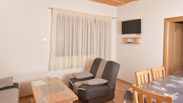 Apartamento, 2 quartos, sacada | Sala de estar | TV de tela plana