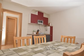 Appartement, 3 chambres, balcon | Aire de séjour | Téléviseur à écran plat