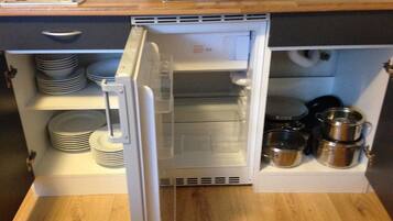 Kühlschrank, Mikrowelle, Herdplatte, Wasserkocher mit Kaffee-/Teezubehör