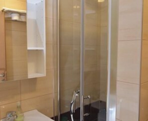 Apartment (Ground Floor) | Bathroom shower - Villa Deja Jahorina (East Sarajevo)