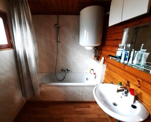 Combined shower/tub, hair dryer, soap - Cozy chalet in a quiet, green area (Rendeux)