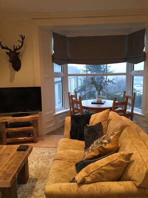 TV, DVD player, books, stereo