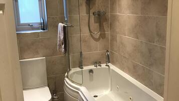 Ensemble douche/baignoire, baignoire à jets, sèche-cheveux