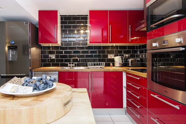 冰箱、微波炉、烤箱、炉灶