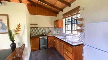 Fridge, oven, stovetop, coffee/tea maker