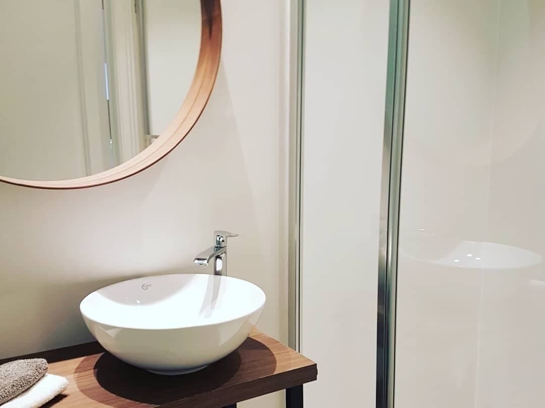 Ensemble douche/baignoire, sèche-cheveux