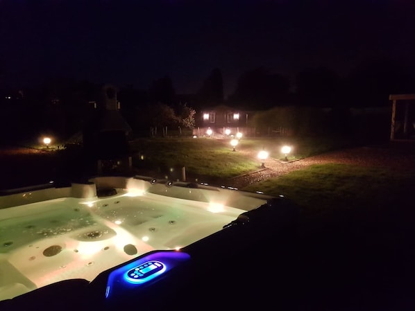 Outdoor spa tub