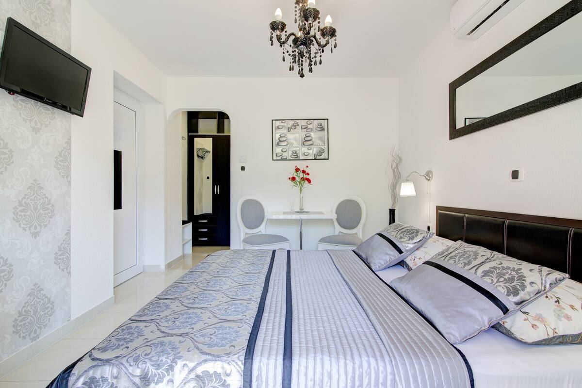 Estudio, balcón | Insonorización, wifi gratis y ropa de cama