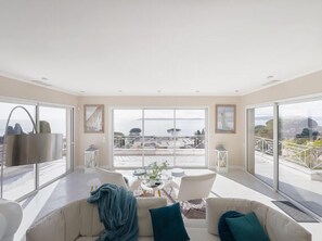 Smart-tv, een open haard en een tafeltennistafel