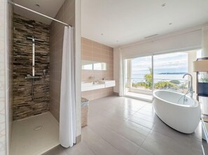 Combined shower/tub, hair dryer, towels, soap - Dream villa Primerose, breathtaking sea view, airco, heated pool, sea 300m. (Sainte-Maxime)