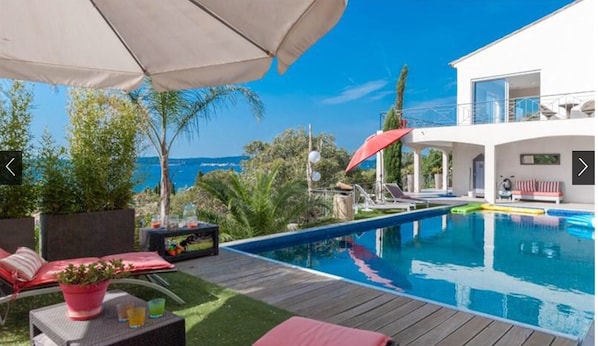 Een buitenzwembad en een verwarmd zwembad