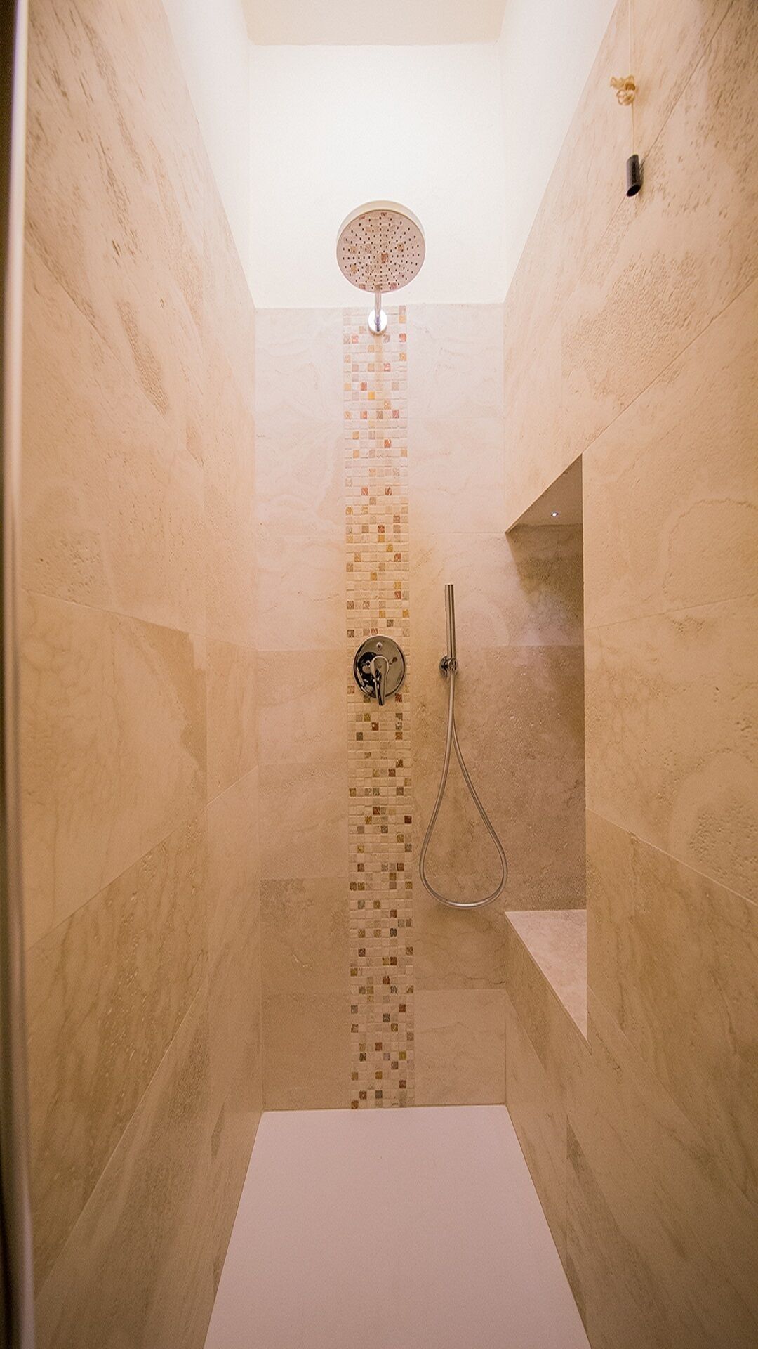 Een douche, een haardroger, een bidet, toiletpapier