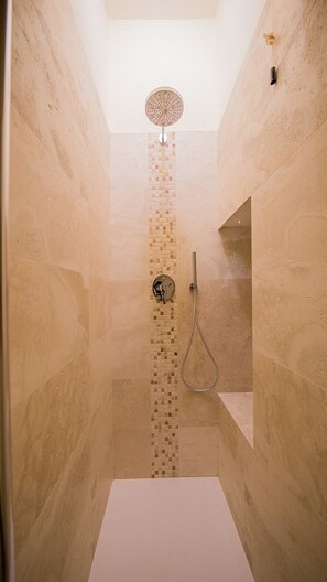 Douche, sèche-cheveux, bidet, papier toilette