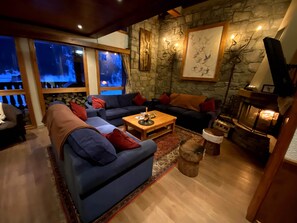 TV, caminetto, videogiochi, lettore DVD