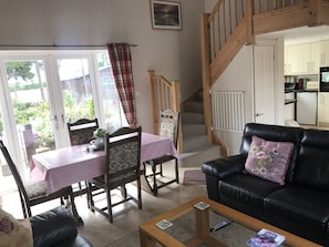 TV - Kenns Farm Barn - Stunning Barn Conversion in a quiet location  (Carterton)