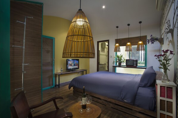 4 عدّة غرف نوم ومكتب وستائر تعتيم وتجهيزات عازلة للصوت