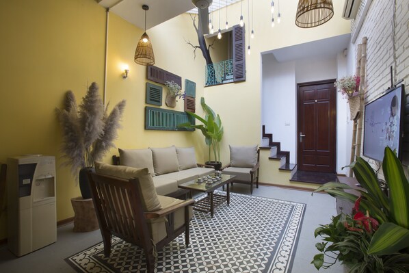 Casa tradicional, 4 habitaciones, vista a la ciudad | Sala de estar | Televisión de pantalla plana de 32 pulgadas con canales por cable 